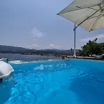Aiora -infinity Pool On The Cliff -private Villa