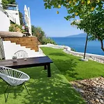 Aiora -infinity Pool On The Cliff -private Villa