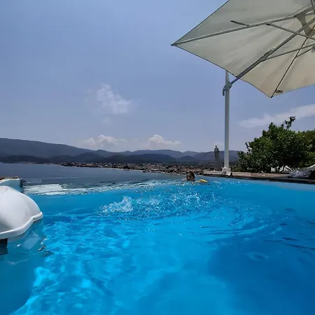 Aiora -infinity Pool On The Cliff -private Villa