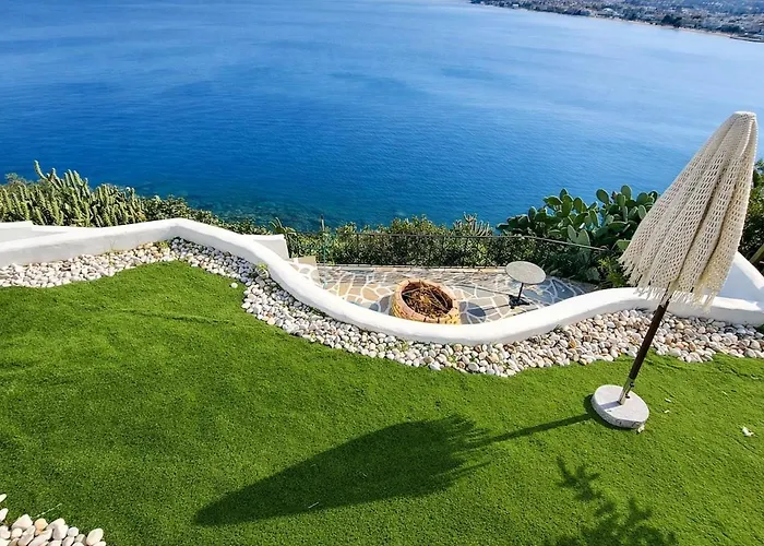Aiora -infinity Pool On The Cliff -private Вилла Лутра-Ореас-Эленис