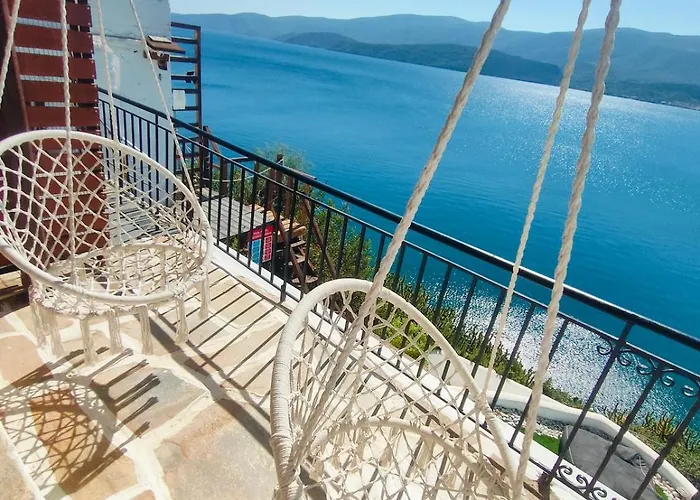 Villa Aiora -infinity Pool On The Cliff -private Loutra Oraias Elenis