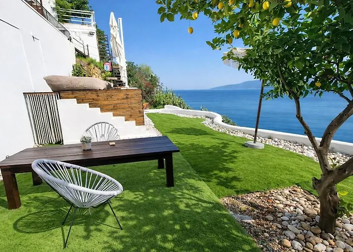 Aiora -infinity Pool On The Cliff -private Villa