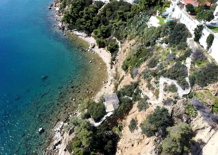 Villa Aiora -infinity Pool On The Cliff -private Loutra Oraias Elenis